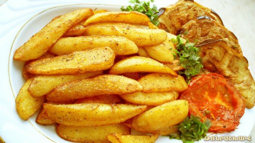 Fried potatoes with butter